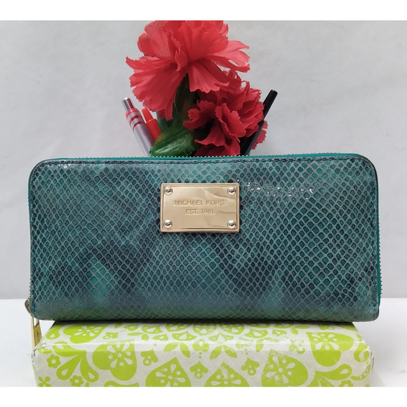 Michael Kors Green Leather Snakeskin Embossed Zip Around Credit Card Wallet - Picture 1 of 16